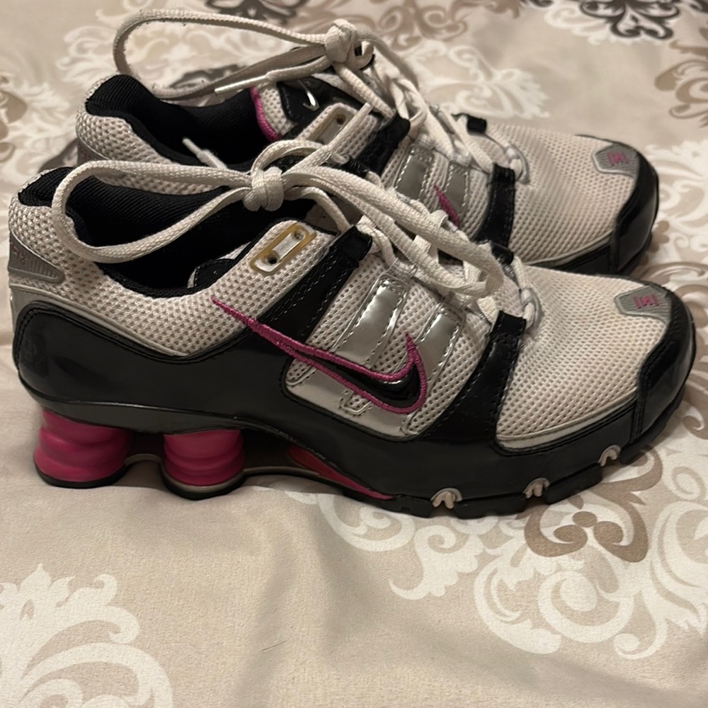 Nike Women's Black and Pink Athletic Shoes